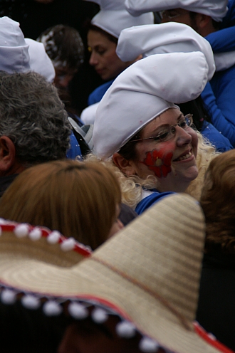 18 small one smurf in crowd PICT2891.jpg - 121812 Bytes